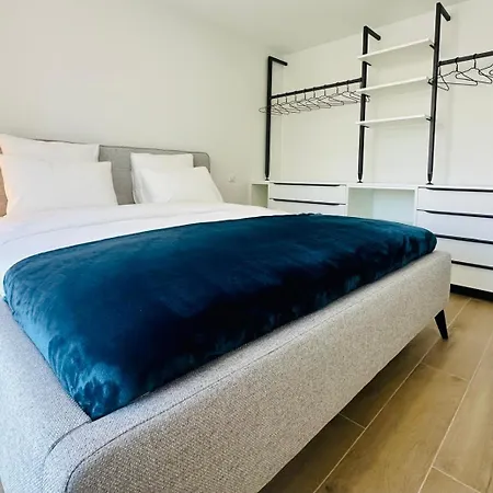 Homely Basel Airport Apartment *